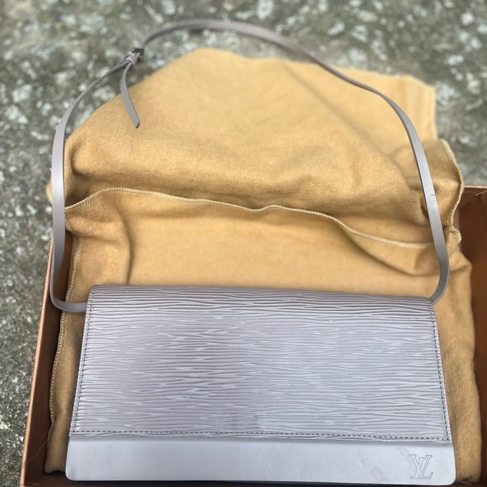 Lovely lavender LV leather bag - Picture 8 of 13